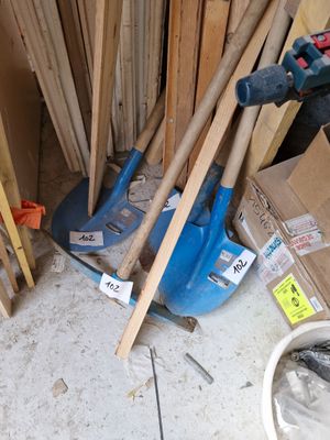 une pile d'outils posés sur le sol