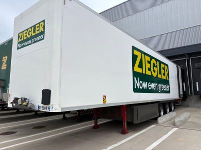 un camion garé devant un bâtiment