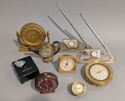 beaucoup d'horloges et d'autres objets posés sur la table