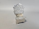 un petit objet blanc posé sur une table