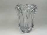 un vase en verre posé sur une table