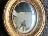 un miroir posé sur le sol dans lequel une personne se prend en photo