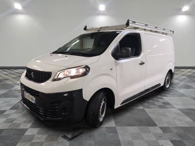 la photo d'une camionnette blanche garée dans une pièce