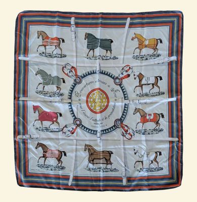 une photo d'un foulard carré orné de chevaux