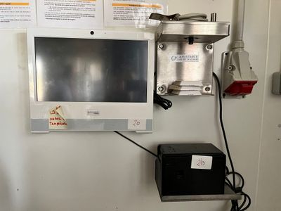 un écran fixé au mur d'une chambre d'hôpital