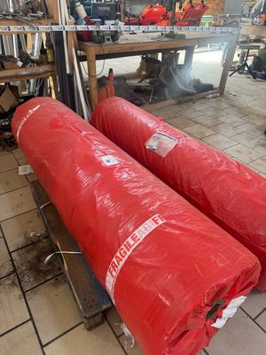 deux extincteurs rouges posés sur une table