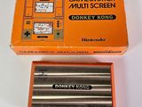 un écran de Game & Watch dans la boîte posée sur la table