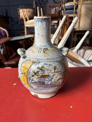 un vase posé sur une table dans une pièce