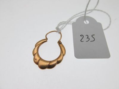 une photo d'une paire de boucles d'oreilles créoles en or avec une étiquette de prix