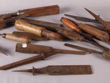 un grand nombre d'outils posés sur une table
