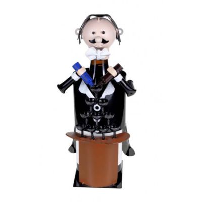 une figurine représentant un homme tenant une bouteille de vin