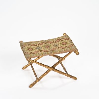 une image représentant un petit tabouret fabriqué à partir de tiges de bambou