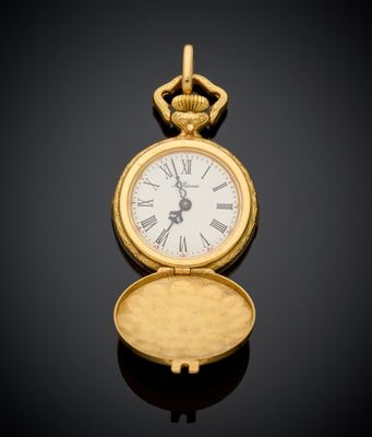 une image d'une montre de poche en or avec des chiffres romains sur le cadran