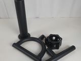 un gros plan sur une paire de porte-tubes noirs posés sur une surface blanche