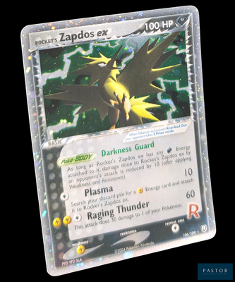 gros plan d'une carte pokemon sur fond noir