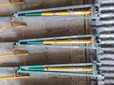 un grand nombre d'outils posés sur le sol