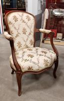 Fauteuil à dossier violonné en bois naturel mouluré.