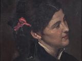 portrait d'une femme en robe noire, avec une fleur rouge dans les cheveux