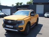 une camionnette jaune garée sur un parking