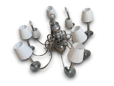 une image représentant un lustre à huit lampes