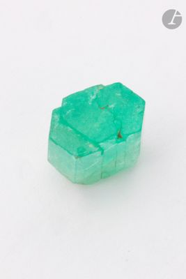 un gros plan d'un morceau de jade vert sur une surface blanche