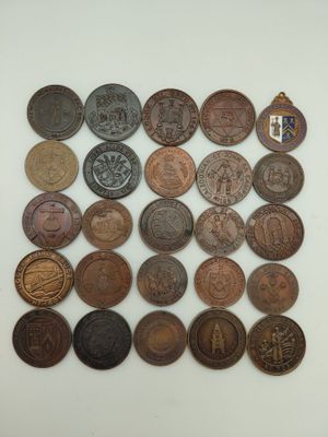 gros plan d'un paquet de pièces de monnaie sur une surface blanche