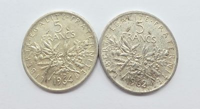 Deux pièces d'argent sont représentées côte à côte sur une surface blanche