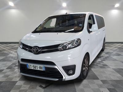 la camionnette blanche est garée dans une grande pièce au sol en damier