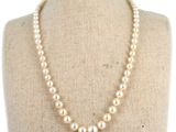 un collier de perles blanches sur un mannequin mannequin mannequin mannequin mannequin mannequin mannequin mannequin mannequin mannequin