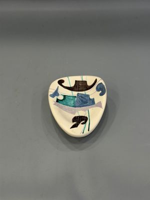 une image représentant un cœur en céramique coiffé d'un chapeau de cow-boy