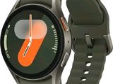 une photo d'une montre connectée avec un cadran orange