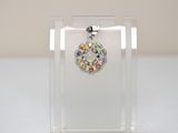une photo d'un collier orné d'un motif floral