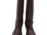 une paire de bottes marron sur fond blanc