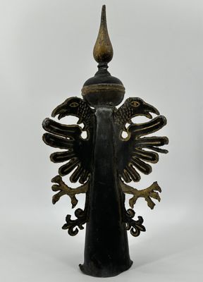 Elément décoratif XIXème aux trois aigles en plomb patiné.