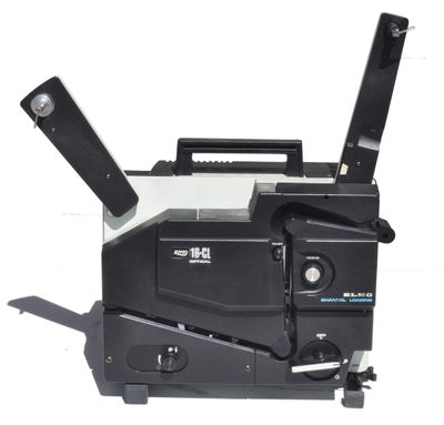 une photo en noir et blanc d'un vieux projecteur de cinéma