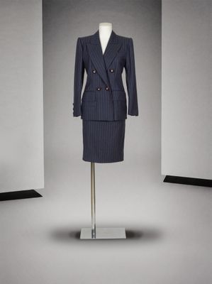 un costume sur un mannequin exposé dans une pièce