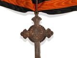 une image représentant une croix entourée d'un ruban, sur fond blanc