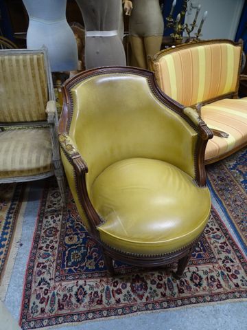Fauteuil de bureau de style Louis XVI tournant assise cuir clouté...