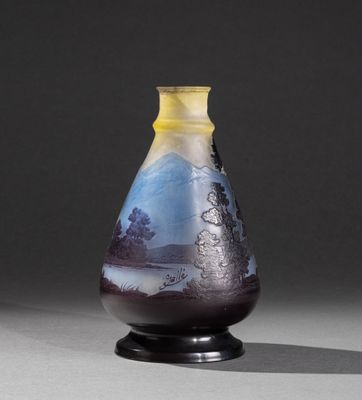 une image représentant un vase orné d'un paysage de montagne