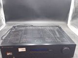 un gros plan d'une chaîne hi-fi noire posée sur une table
