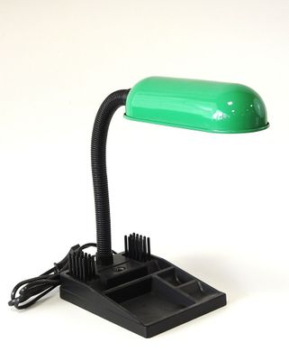 une lampe verte posée sur un bureau
