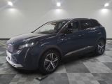 Un SUV bleu est garé sur un sol à damier dans un garage.