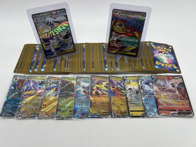 beaucoup de cartes sur la table avec beaucoup d'entre eux