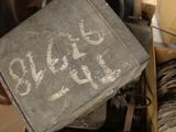 une boîte remplie d'objets posés sur une table