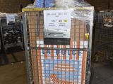 un chariot contenant de nombreux cartons dans un entrepôt