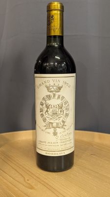 une bouteille de vin posée sur une table