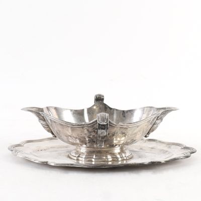 un plateau ancien en argent sur lequel sont posés un bol et une soucoupe