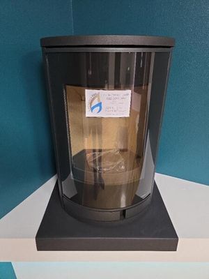une photo d'une vitrine en verre sur laquelle est apposée une étiquette