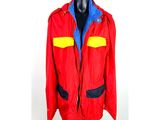 veste rouge avec des bordures bleues et jaunes sur une tête de mannequin