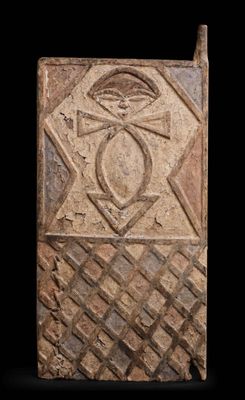 une image représentant une plaque en pierre ornée d'un motif